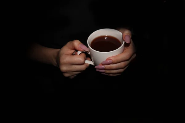 Weiße Tasse Mit Kaffee Auf Weiblichen Händen — Stockfoto