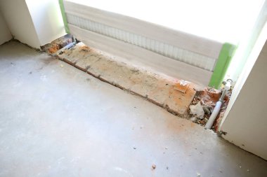 Pencerenin yanında paketlenmiş radyatör