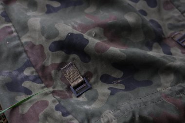 Çimlerin üzerinde eski bir askeri çanta.