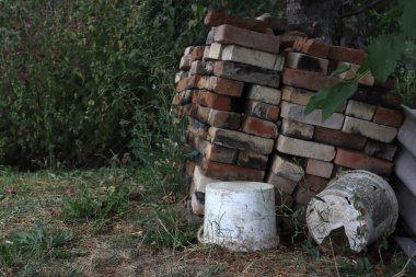 Bahçenin yanında inşaat malzemeleri