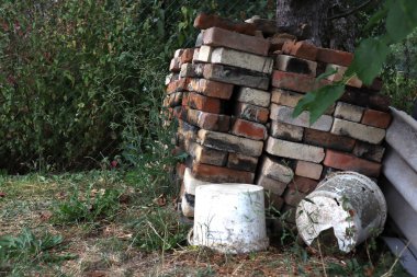 Bahçenin yanında inşaat malzemeleri