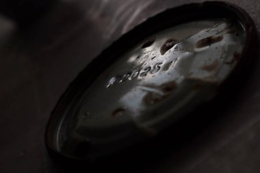 Kavanoz için eski metal kapak