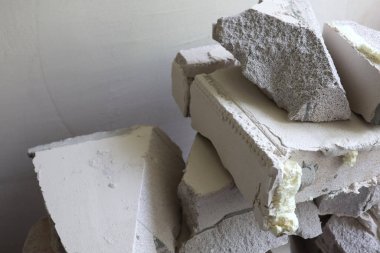 Kırık bir duvarın kalıntıları