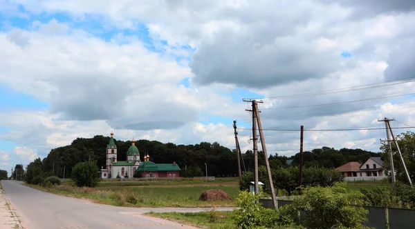 Village Kyrka Bakgrund Himlen — Stockfoto