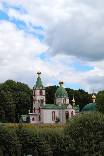 Деревенская Церковь Фоне Неба — стоковое фото