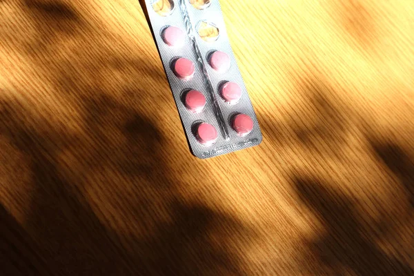 Rózsaszín Tabletták Egy Asztalon — Stock Fotó