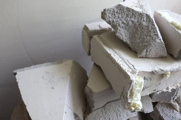 Kırık bir duvarın kalıntıları