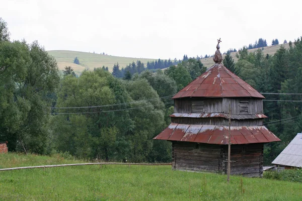 Igreja de madeira velha com um telhado marrom em Transcarpathia — Fotografia de Stock