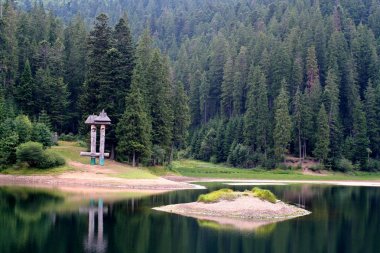 Dağlardaki göl. Synevir Milli Parkı görünümü
