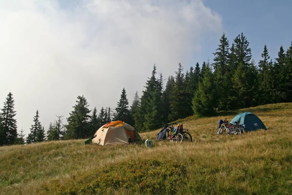Two tents and bicycles on a meadow in the mountains — Stock Photo, Image