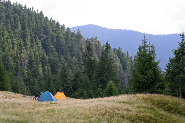 Two tents and bicycles on a meadow in the mountains — Stock Photo, Image