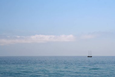 Sakin mavi denizde yalnız yat