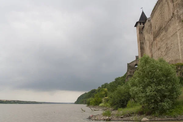 Las murallas de la antigua fortaleza junto al río en Khotyn, Ucrania —  Fotos de Stock