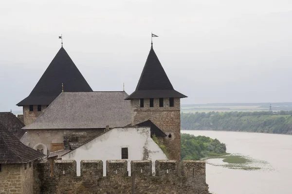 Antigua fortaleza junto al río en Khotyn, Ucrania —  Fotos de Stock