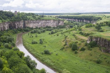 Kanyon 'da nehir ve yeşil tepeler, Kamenets-Podolsky Ukrayna