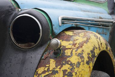 Kırık renk yüzeyi ve eski arabanın kırık farı