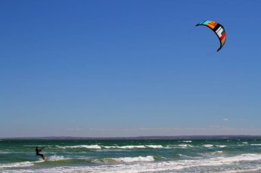 Deniz dalgalarında kitesurf. Kitesurf yapan insanların panoramik görünümü
