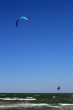 Deniz dalgalarında kitesurf. Kitesurf yapan insanların panoramik görünümü