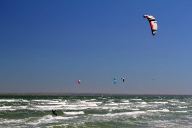 Deniz dalgalarında kitesurf. Kitesurf yapan insanların panoramik görünümü