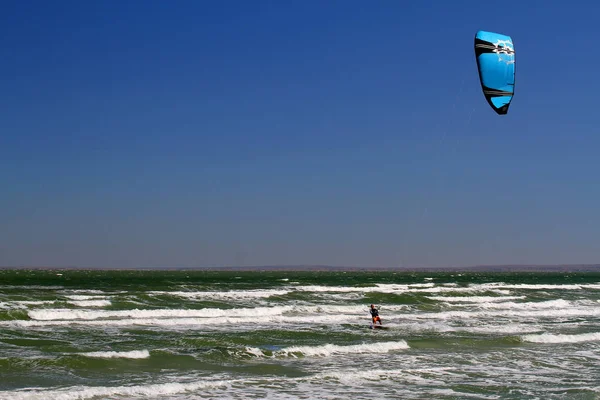 Kitesurfen op de golven van de zee. Panoramisch uitzicht op mensen die kitesurf beoefenen — Stockfoto