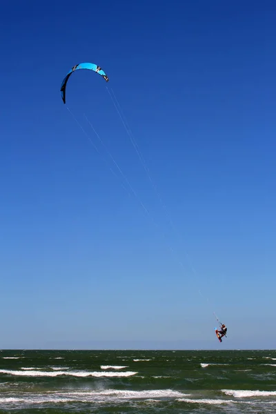 Kitesurf en las olas del mar. Vista panorámica de la gente practicando kitesurf — Foto de Stock