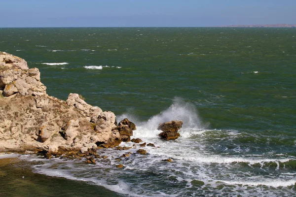 Las olas azules del mar golpean contra las rocas —  Fotos de Stock