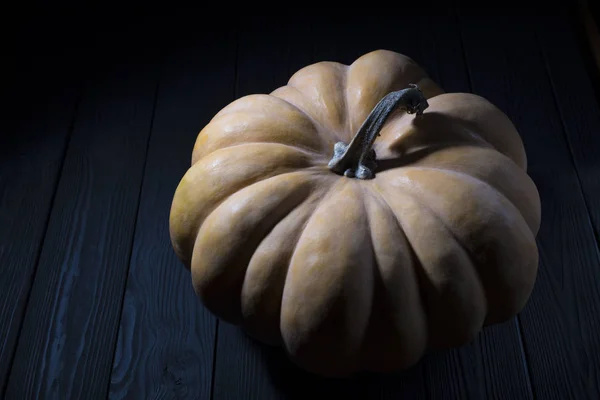 Citrouille sur une table en bois noir vue de dessus. Halloween fond avec citrouille — Photo