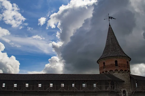Torre de la fortaleza sobre un fondo de hermosas nubes —  Fotos de Stock