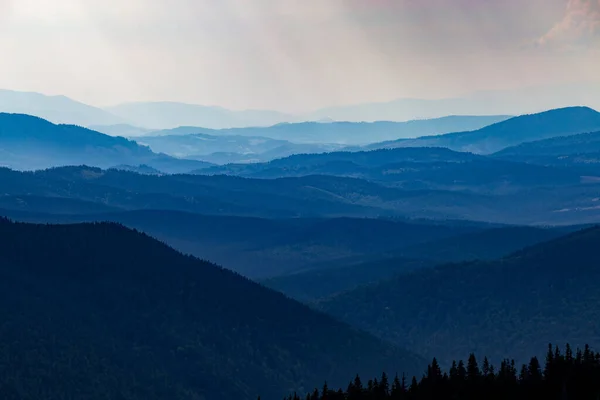 Misty Mountain Ranges Illuminated Rays Sun Breaking Cloudy Sky — Stock Photo, Image