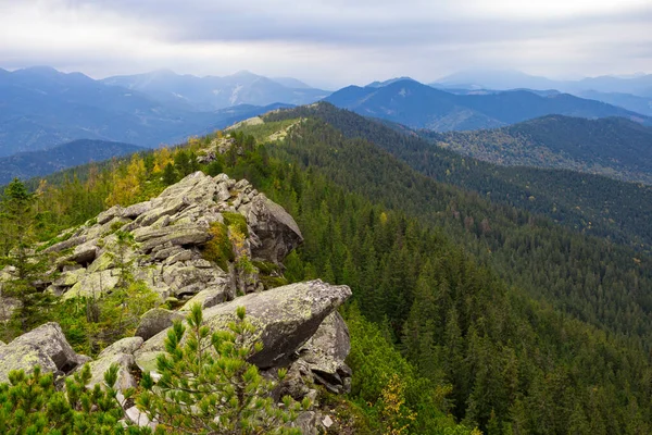 Montagna Rocciosa Con Pendii Ricoperti Foresta Contro Cielo Piovoso — Foto Stock