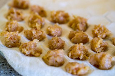 Çiğ ev yapımı börek. Baharatlı tavuk eti. Hamur tatlısı yapma süreci.