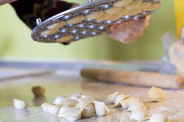 Ev yapımı hamur tatlısı yapma süreci. Masada un içinde çiğ hamur tatlısı hazır edin..