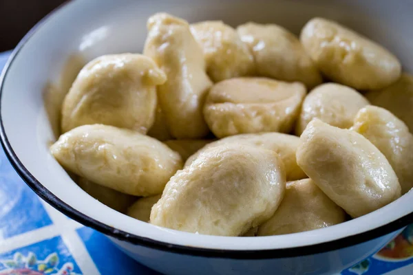 전통적 요리의 질감있는 유럽의 요리이다 치즈를 전통적 피에로 — 스톡 사진