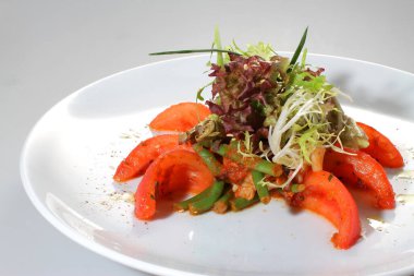 Taze domatesli salata ve beyaz tabakta yeşil fasulye..