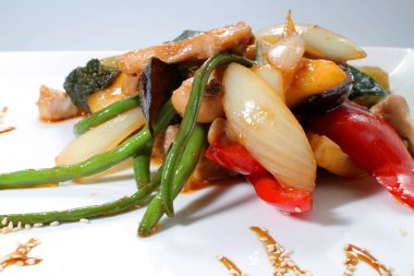 Beyaz tabakta teriyaki soslu tavuklu ızgara sebze..