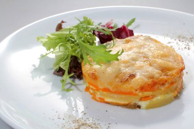 Peynirli omlet ve beyaz tabakta salata.,