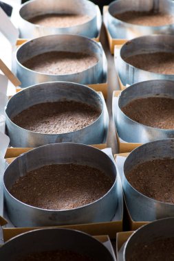 Donmuş diyet kekleri ve yemek yaparken metal tabaklarda çikolata.,