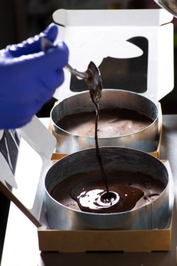 Eldivenli bir aşçı çikolatalı diyet kek hazırlıyor..