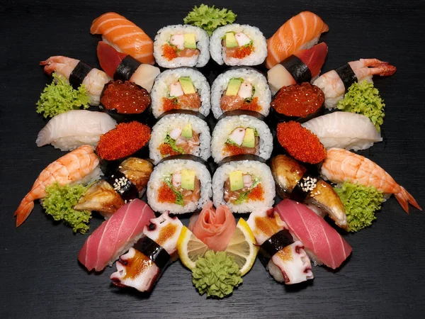 Sushi Och Rulle Som Svart Trä Bakgrund Stockfoto