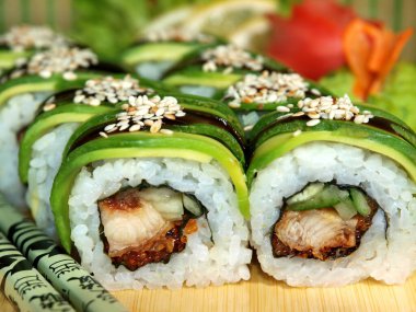 Japon usulü avokado, yılan balığı ve salatalık yakın çekimde..