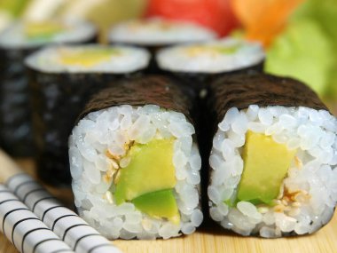 Japon maki dürümü, ahşap tepside yakın çekim..