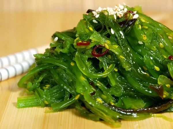 Chuka Alga Salada Japonesa Com Sementes Gergelim Bandeja Madeira Close — Fotografia de Stock