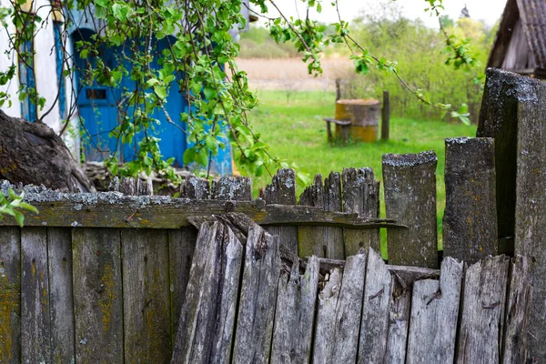 Old rickety wooden fence in an abandoned village — Stock Photo, Image