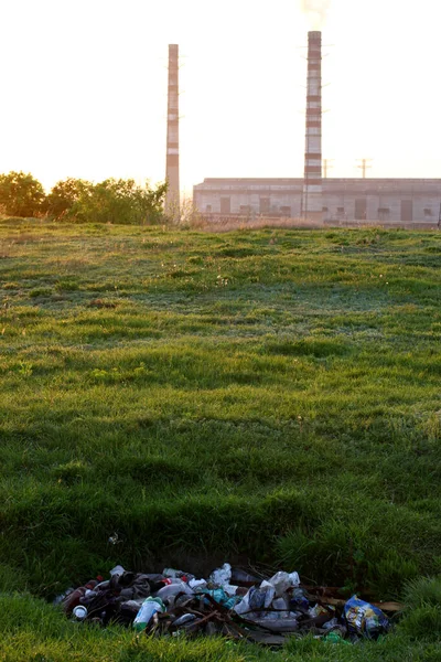 Мусорная Свалка Горе Фоне Теплоэлектростанции Дымоходами — стоковое фото