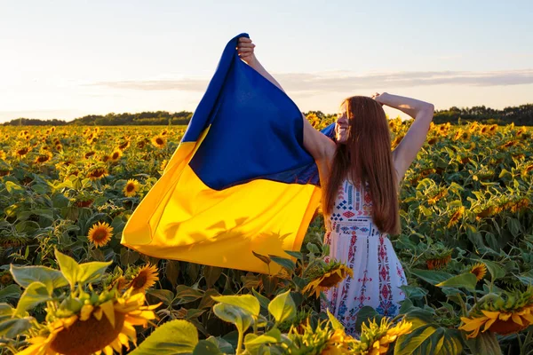 Menina Com Bandeira Ucrânia Campo Entre Girassóis — Fotografia de Stock