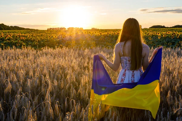 Девушка Флагом Украины Поле Среди Пшеницы Стоковое Фото