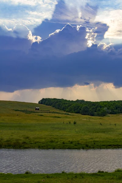 Blue Lake Background Green Slopes Village — Stock Photo, Image