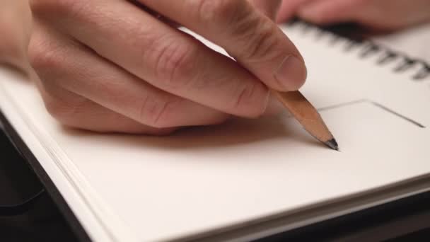 Kobieta ręcznie szkicować ołówkiem w szkicowniku. Z bliska. Ruch suwaka — Wideo stockowe
