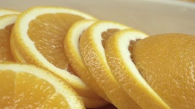 Beyaz kasede portakal dilimleri. Kaydırıcı hareketini kapatma