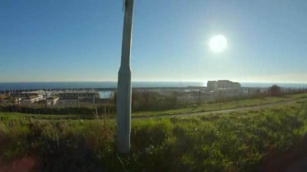 Brighton Marina a výhled na moře za slunného letního dne od okna projíždějících aut. Krásný výhled se světlice a paprsky — Stock video